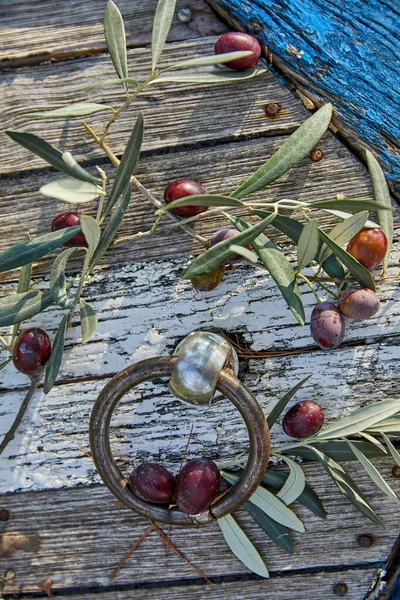 Olives Violettes Mûres Avec Des Feuilles Sur Fond Bois — Photo