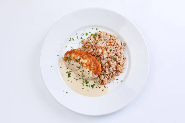 Kotelet Met Boekweit Witte Plaat Van Dichtbij Bekeken — Stockfoto