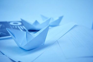 Belgeler üzerine kağıt tekneler, iş kavramı 