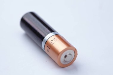 AA bataryası beyaz arkaplanda izole edildi, yakın görünüm 