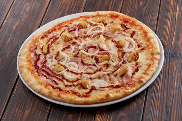 Välsmakande Pizza Trä Bakgrund Närbild — Stockfoto