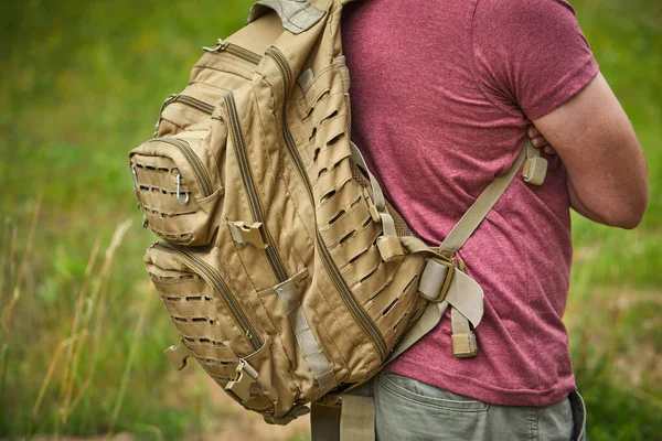 Junger Mann Mit Rucksack Bei Sonnigem Wetter Auf Wiese — Stockfoto