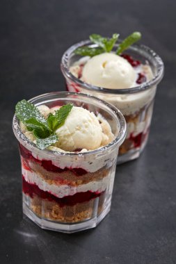 Dondurmalı tatlı ve bardakta böğürtlen, yakın görüş.  