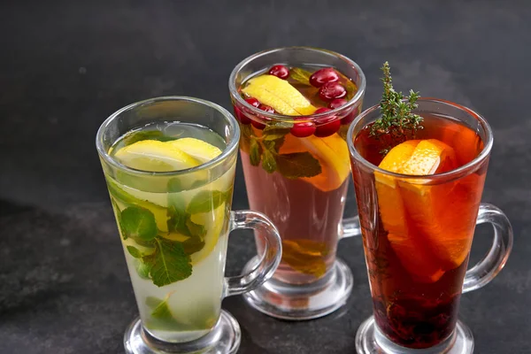 Bebidas Invierno Con Hierbas Frutas Vasos Vista Cercana —  Fotos de Stock