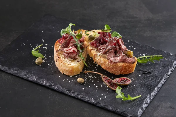 Canape Mit Fleisch Und Gemüse Auf Dunklem Steinbrett Nahsicht — Stockfoto