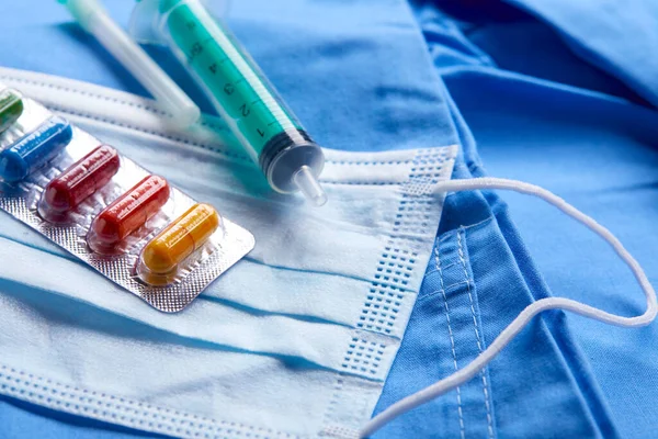 Medicamento Seringa Máscara Médica Com Cápsulas Fundo Azul Conceito Medicina — Fotografia de Stock