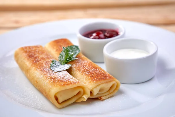 Pfannkuchen Mit Saurer Sahne Und Beerensauce Auf Weißem Teller Nahsicht — Stockfoto