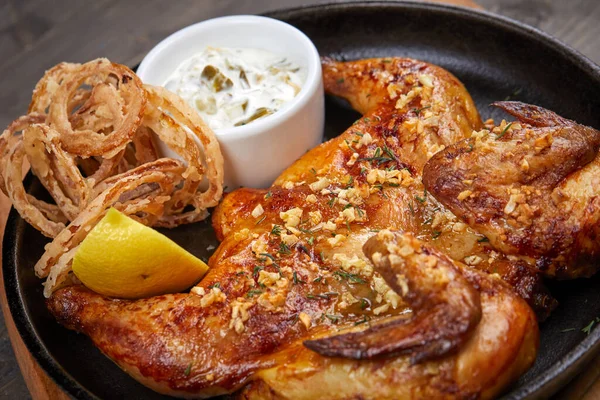 Gebratenes Huhn Mit Sauce Und Zitrone Der Pfanne Nahsicht — Stockfoto