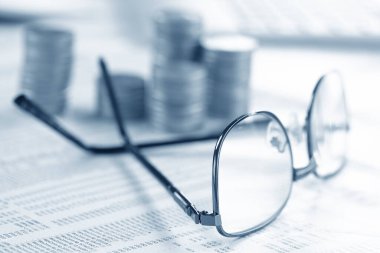 Belgelerde avro sikkeleri ve bardaklar, yakın görüş 