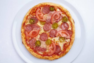 Beyaz tabakta lezzetli pizza yakın çekim 