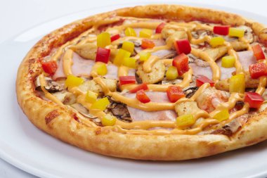 Beyaz tabakta lezzetli pizza yakın çekim 