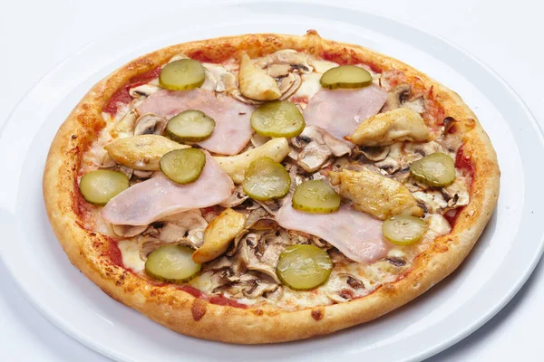 Beyaz Tabakta Lezzetli Pizza Yakın Çekim — Stok fotoğraf