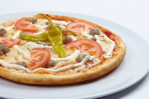 Beyaz Tabakta Lezzetli Pizza Yakın Çekim — Stok fotoğraf