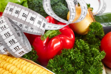 Taze sebze ve mezura yığını, yakın plan. 