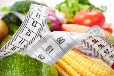 Taze sebze ve mezura yığını, yakın plan. 