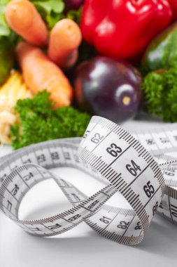 Taze sebze ve mezura yığını, yakın plan. 