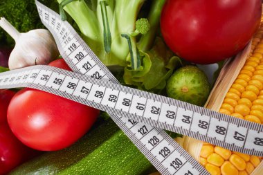 Taze sebze ve mezura yığını, yakın plan. 