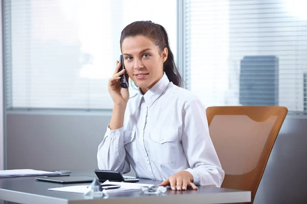 Zakenvrouw Praten Smart Phone Terwijl Zitten Het Kantoor — Stockfoto