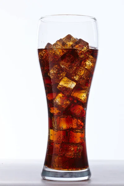 Cola Mit Eiswürfeln Glas Isoliert Auf Weißem Hintergrund Nahsicht — Stockfoto