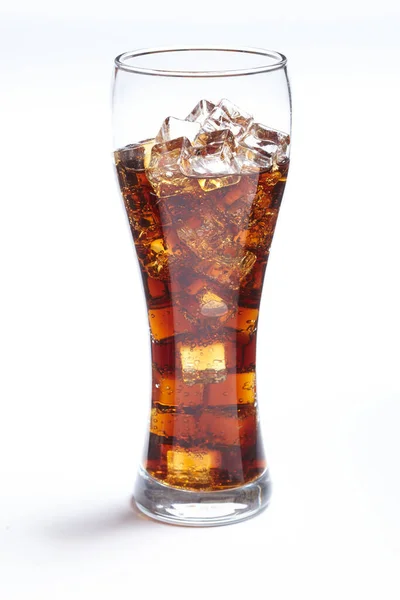 Cola Com Cubos Gelo Vidro Isolado Sobre Fundo Branco Vista — Fotografia de Stock