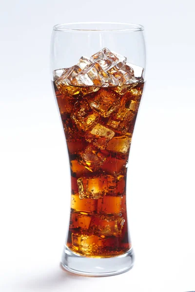 Cola Mit Eiswürfeln Glas Isoliert Auf Weißem Hintergrund Nahsicht — Stockfoto