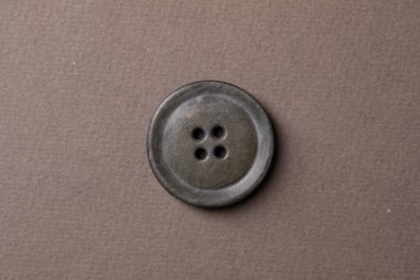  Kahverengi arkaplanda antika düğme, yakın görünüm 