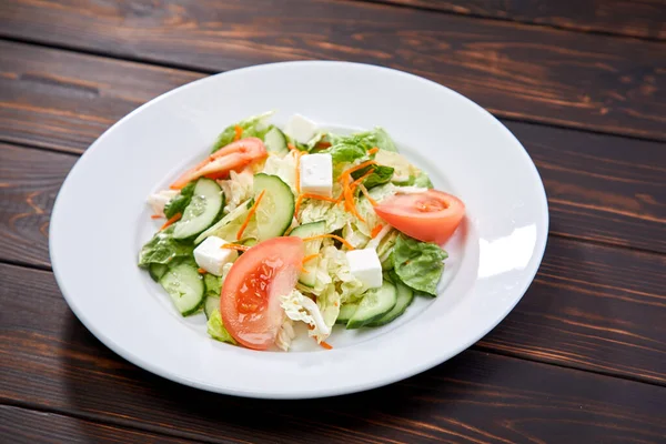 Salade Grecque Sur Assiette Blanche Vue Rapprochée — Photo