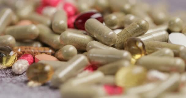 Stapel Van Medicijnen Pillen Capsules Grijs Oppervlak Van Dichtbij Bekijken — Stockvideo
