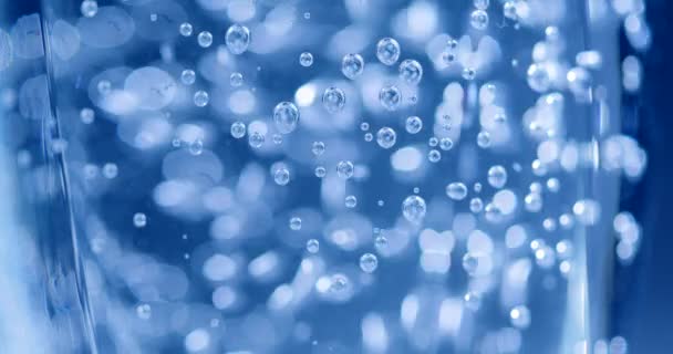 Verre Eau Pure Avec Bulles Sur Fond Gris Bulles — Video