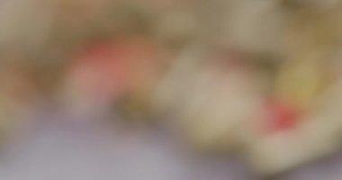 Gri yüzeyde ilaç hapları ve kapsüller yığını, yakın görüş 