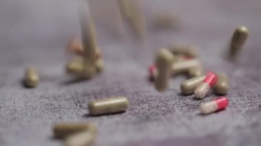 Tıbbi kapsüller yere düşüyor, yakın görüş.