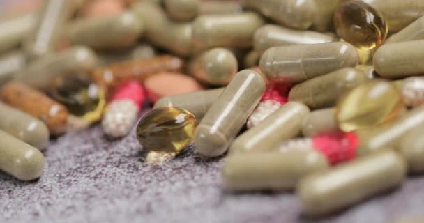 Pilha Comprimidos Medicamentos Cápsulas Superfície Cinzenta Vista Perto — Vídeo de Stock