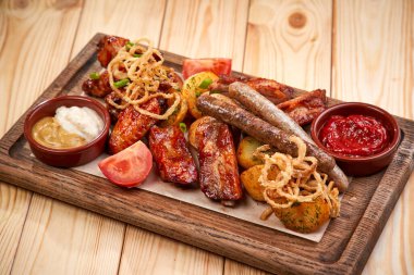 Tahta kesme tahtasında meze, yakın görüş. 