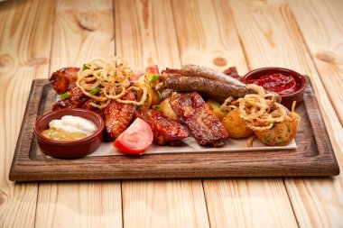 Tahta kesme tahtasında meze, yakın görüş. 