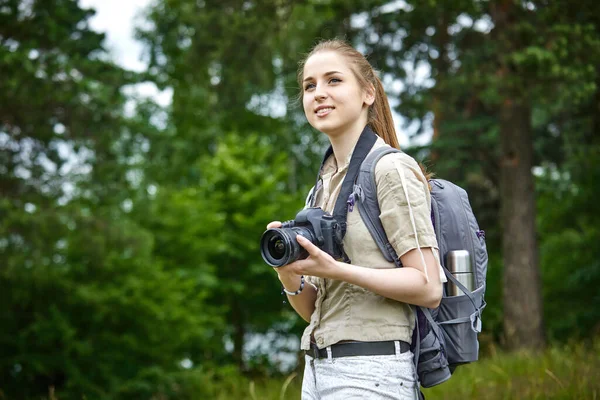 Jeune Femme Avec Caméra Sur Prairie Verte — Photo
