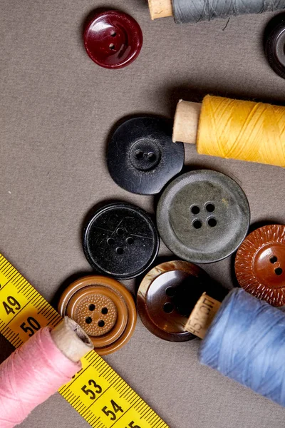 彩色古董纽扣和缝纫工具的背景和质地 — 图库照片