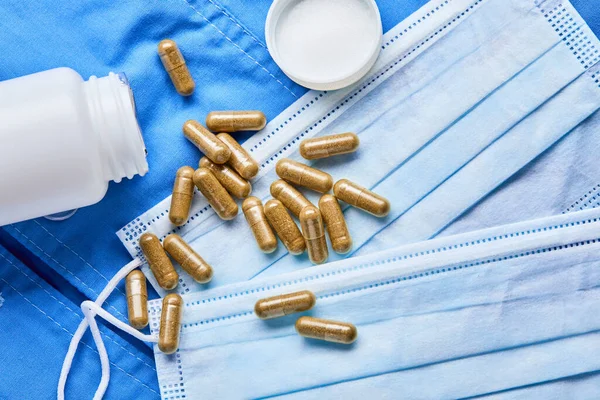 Pastillas Medicina Farmacéutica Pastillas Cápsulas Máscara Médica Sobre Fondo Azul —  Fotos de Stock