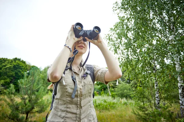 초원에서 쌍안경을 — 스톡 사진