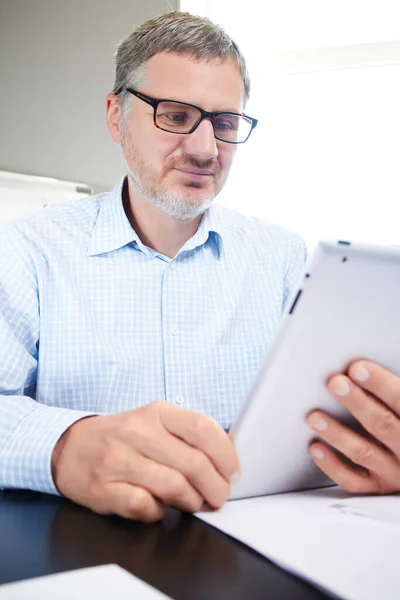 Empresário Usando Tablet Enquanto Workig Escritório — Fotografia de Stock