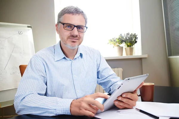 Empresário Usando Tablet Enquanto Workig Escritório — Fotografia de Stock