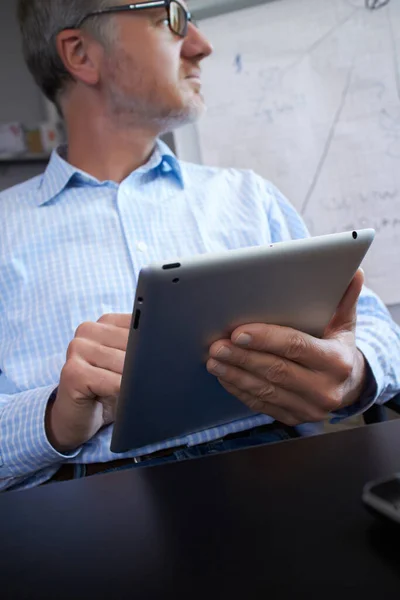 Бизнесмен Использует Планшетный Компьютер Время Работы Офисе — стоковое фото