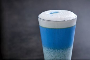 Kelebek, bezelye mavisi, cam içinde latte, yakın görüş.