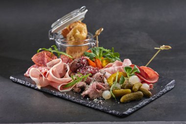 Et aperatifleri koyu tahtada, yakın görüş