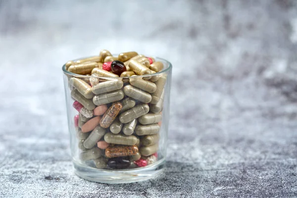 Pastillas Cápsulas Medicinales Superficie Gris —  Fotos de Stock