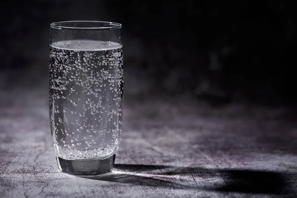 Glas Glittrande Vatten Grå Bakgrund — Stockfoto