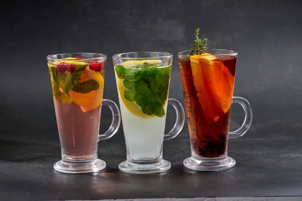 Bebidas Invierno Con Hierbas Frutas Vasos Vista Cercana —  Fotos de Stock