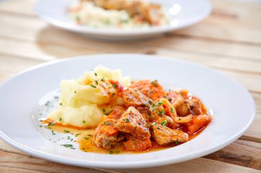 Patates püresi ve beyaz tabakta salata, yakın görüş. 