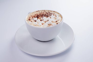 Kapuçino, marşmelovlu ve kakaolu, yakın görüş.