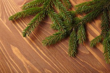 Ahşap arka planda Noel ağacı, yeni yıl konsepti 
