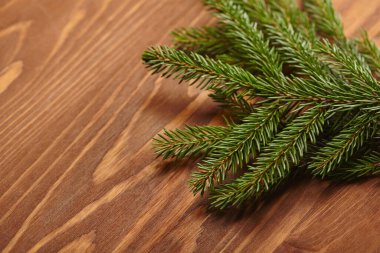 Ahşap arka planda Noel ağacı, yeni yıl konsepti 